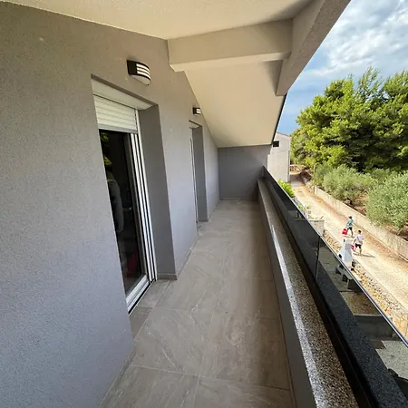 Denis Apartman Vir