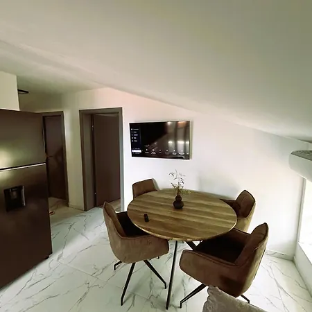 Denis Apartment Vir